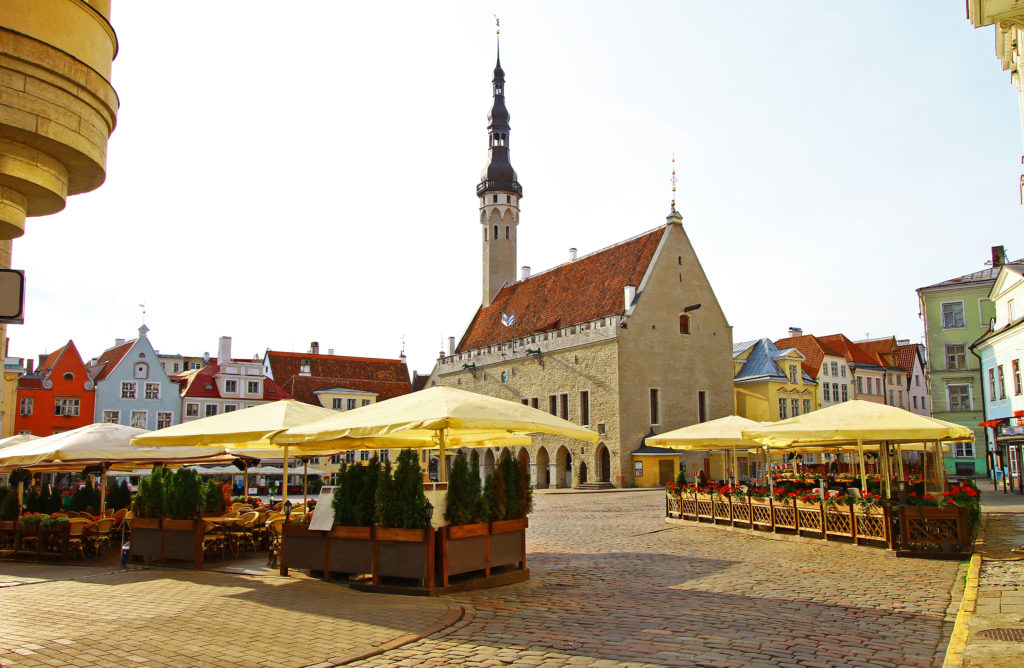 Mittelalterliches Rathaus und Rathausplatz von Tallinn