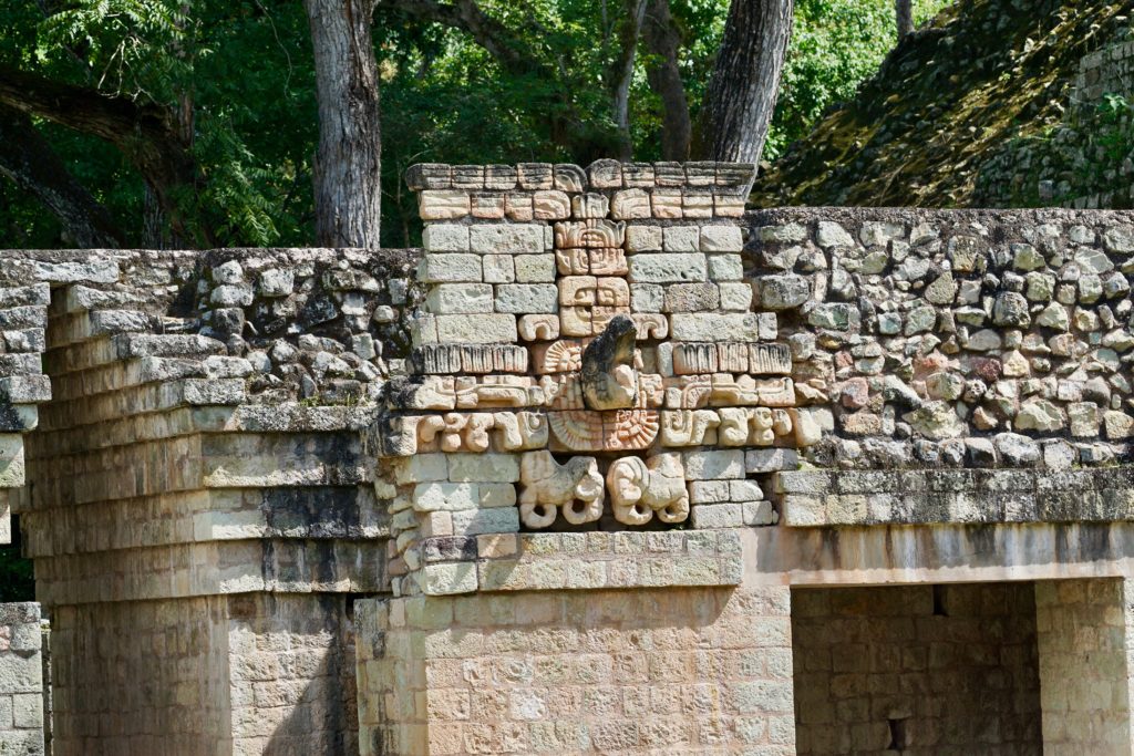 Fresken und Statuen schmücken die Gebäude