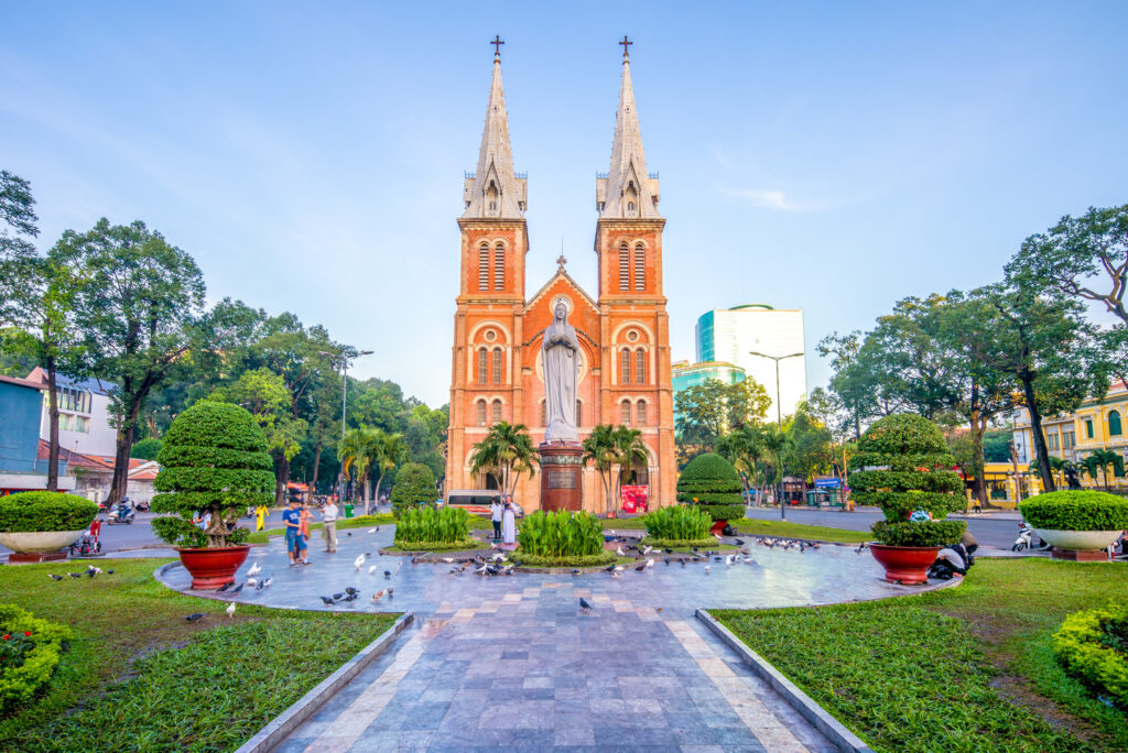Kathedrale-Notre-Dame-in-Saigon-Vietnam
