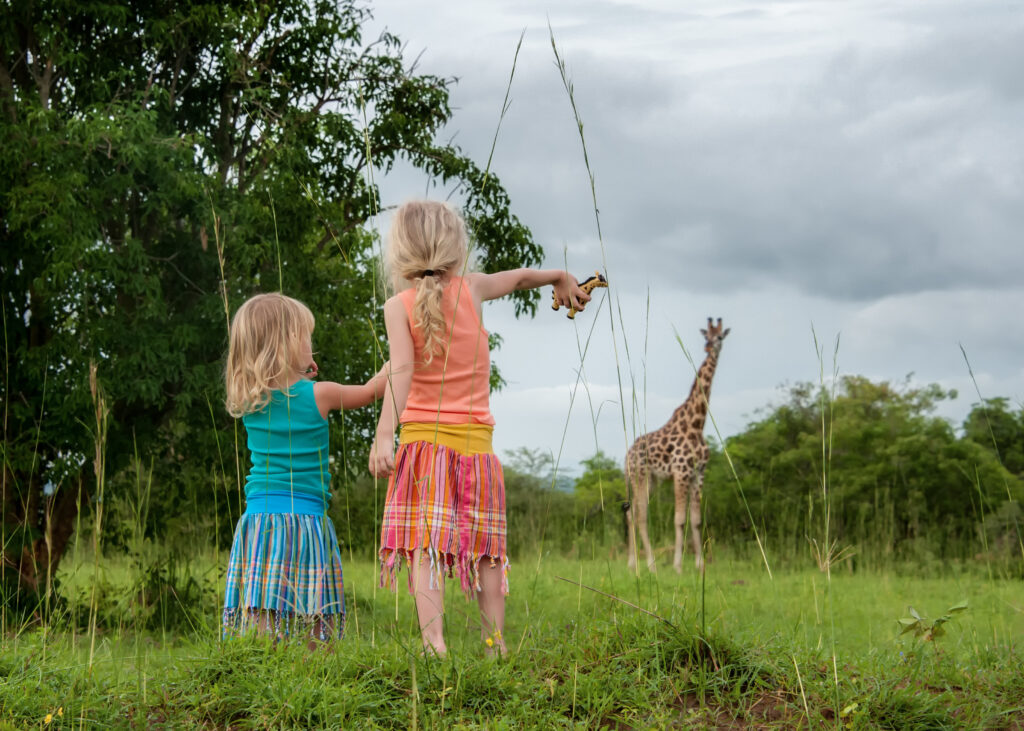 Madchen-und-Giraffe-Murchison-Falls