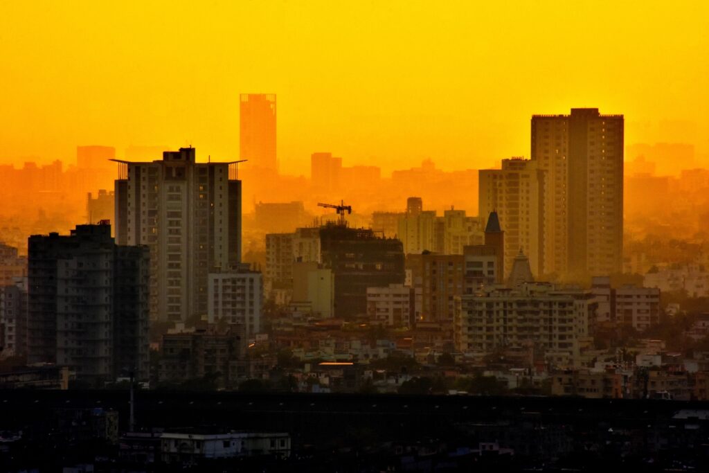 Sonnenuntergang in der Skyline von Kolkata, Indien