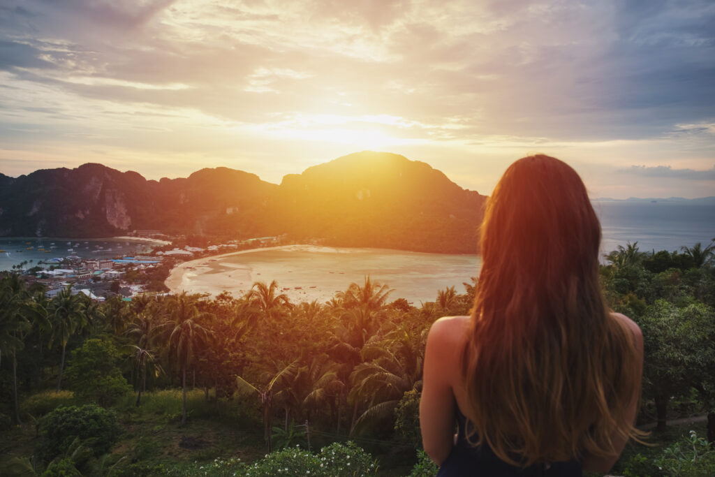 Ein-Madchen-bewundert-den-fantastischen-Sonnenuntergang-auf-der-Insel-Phi-Phi.