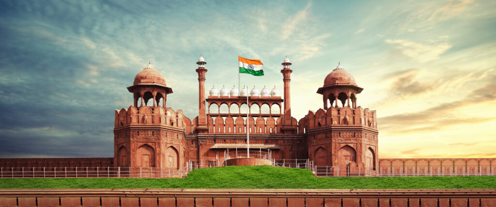ROTES FORT DELHI INDIEN MIT HOCH WEHENDER INDIEN-FAHNE