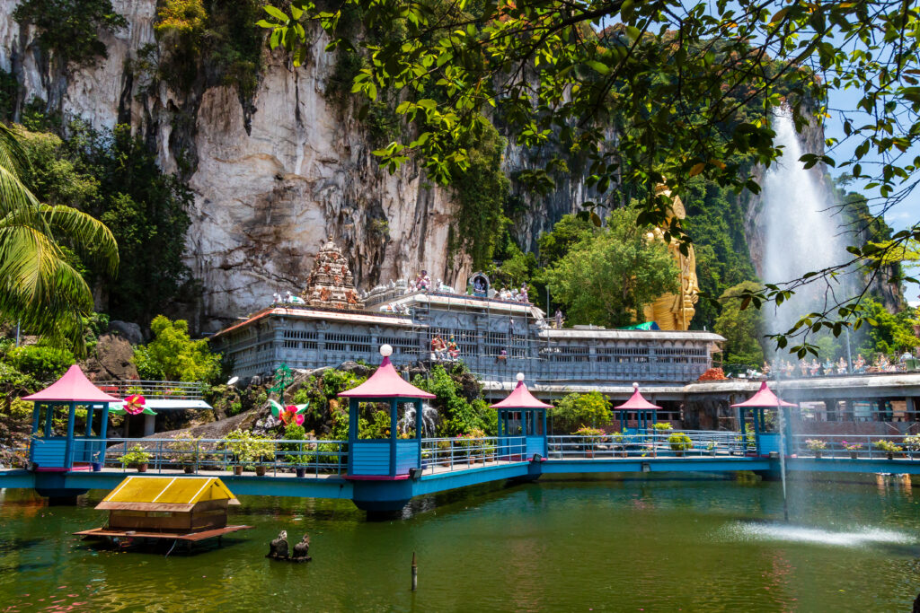 Riesige-Statuen-im-Batu-Hohlenkomplex-in-Kuala-Lumpur-Malaysia
